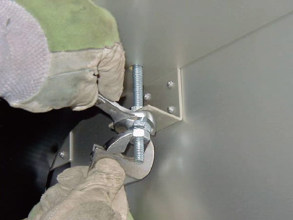 本体吊り込み・固定