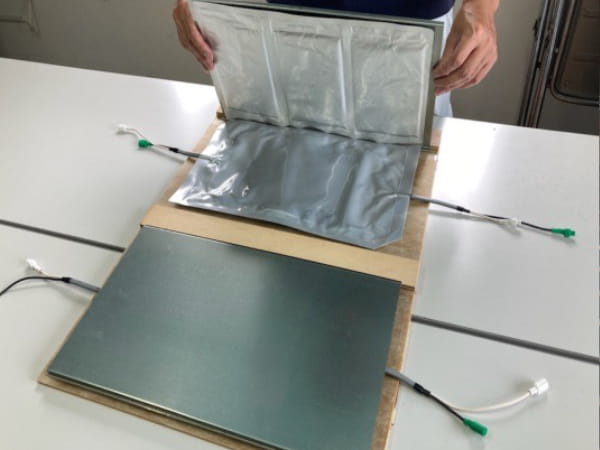 蓄熱マットは、保護カバーと一体化