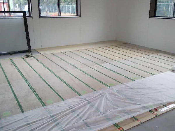 床暖房周辺合板敷設