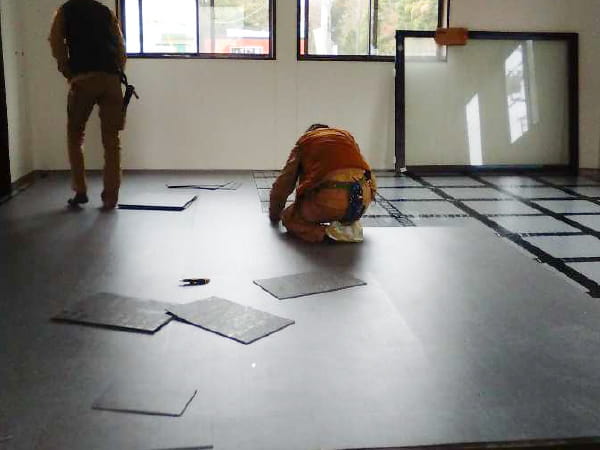 ビニル床タイル設置